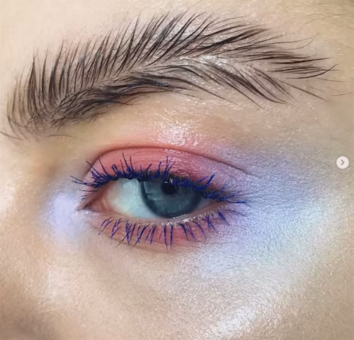 Kiểu lông mày 2 hàng này đang là mốt của năm nay.