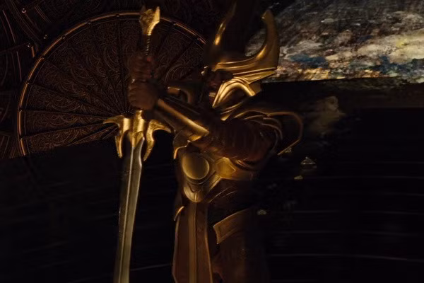 6. Kiếm Hofund: Thanh kiếm Hofund của thần Heimdall có tác dụng mở lỗ sâu đục, giúp các siêu anh hùng có thể dễ dàng di chuyển giữa các vì sao.