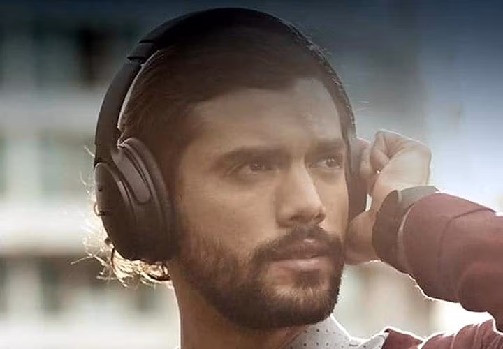 Tai nghe Bose QuietComfort 35 II giúp người dùng có thể thưởng thức âm thanh huyền thoại của Bose, với sự hỗ trợ của trợ lí thông minh Google Assistant hoặc có thể sử dụng tai nghe để giao tiếp với một trợ lý cá nhân khác như Siri nếu sử dụng iPhone.