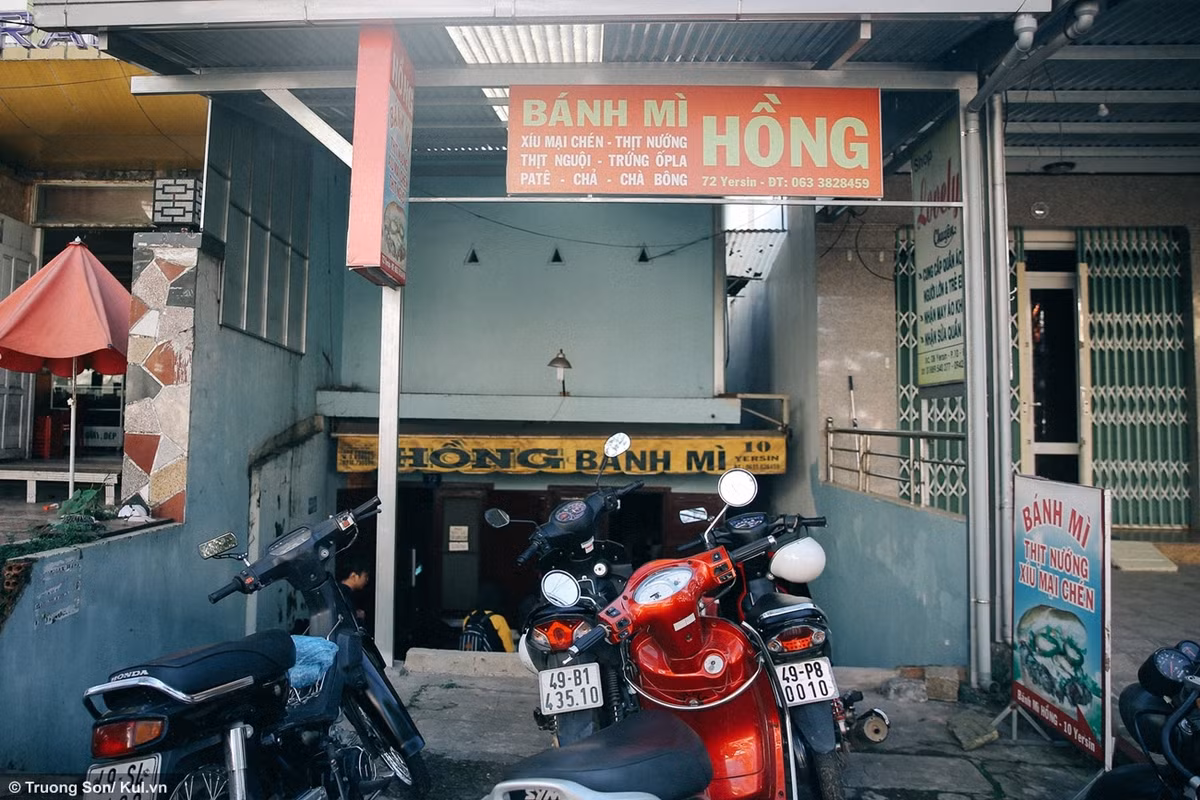  Tiệm bánh mì dì Hồng tọa lạc tại địa chỉ số 10 Yersin, Tp. Đà Lạt, và đã có lịch sử gần 30 năm. Đây là địa điểm được du khách vô cùng yêu thích mỗi khi ghé Đà Lạt. Trong tiết trời se lạnh, lạc vào không gian quán mang nét cũ kỹ của thời gian, thưởng thức những chén xíu mại nóng hổi, ăn cùng với bánh mì nóng giòn tan thật là một cảm giác hấp dẫn đến không thể cưỡng lại.
