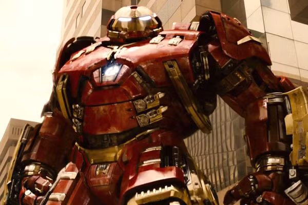 5. Áo giáp Hulkbuster: Bộ giáp khổng lồ này là vũ khí bí mật và mạnh mẽ nhất mà Iron Man dùng để đối đầu Hulk trong Avengers: Age of Ultron. Với bộ giáp này, Tony Stark đã hạ gục Người khổng lồ xanh.