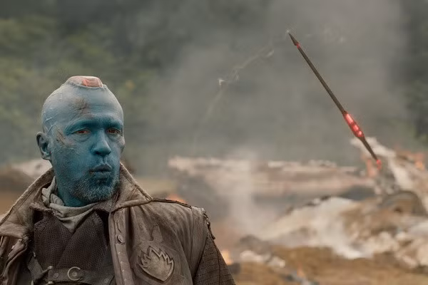 10. Mũi tên Yaka: Khi bị bao vây trong Guardians of the Galaxy, Yondu điều khiển mũi tên Yaka bằng tiếng huýt sáo và hạ gục 20 tên chiến binh Sakaara trong chớp mắt. Mũi tên lợi hại này cũng khẳng định quyền lực hủy diệt trong Guardians of the Galaxy Vol.2.