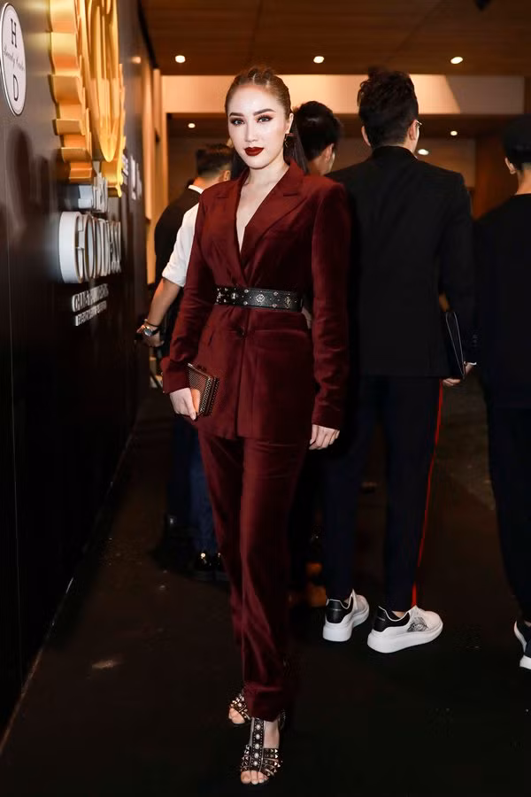 Ca sĩ Bảo Thy cá tính, quyến rũ và chơi trội với bộ suit màu đỏ rượu vang.