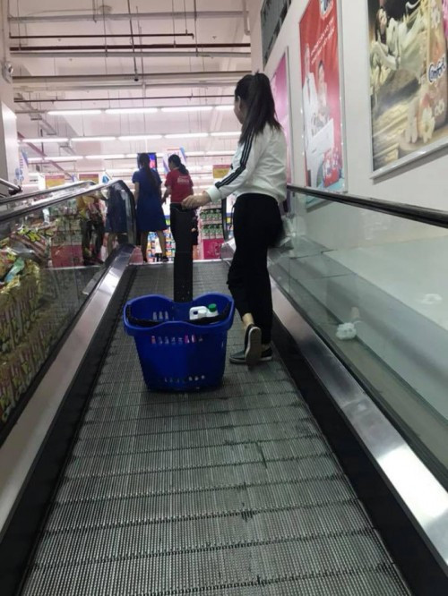 Thích ”dìm hàng” bạn gái chắc chắn là sở thích của những anh chàng này.