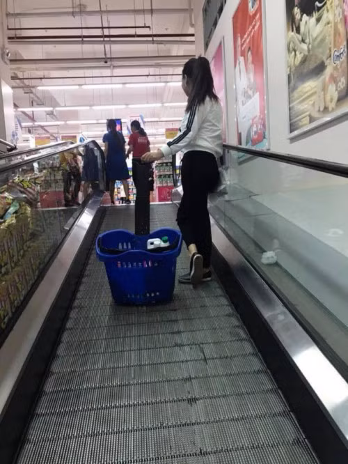 Thích ”dìm hàng” bạn gái chắc chắn là sở thích của những anh chàng này.