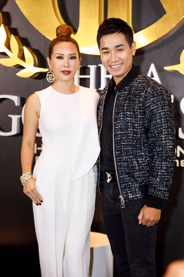 Hoa hậu Thu Hoài sánh vai bên MC Nguyên Khang với trang phục trắng trẻ trung.