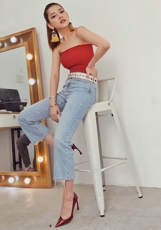 Không riêng gì phong cách thời trang, ngay cả cách trang điểm, làm tóc của hot girl đi hát cũng đậm màu sắc xứ sở kim chi. Style của Chi Pu không đi theo một hình tượng nào cụ thể, có lúc cô nàng trông khá bụi bặm nhưng đôi khi lại trẻ trung, gợi cảm.