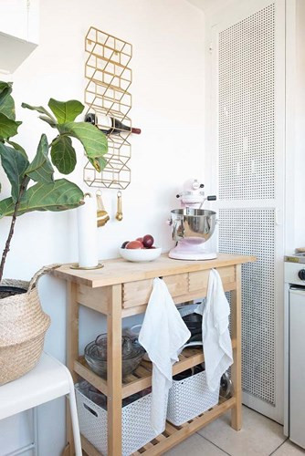 Ngoài hệ thống tủ khép kín, gian bếp này còn được trang bị thêm kệ để đồ thuận tiện cho các vật dụng phòng bếp.