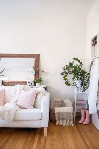 Không quá cầu kỳ trong việc trang trí hay pha thêm nhiều màu sắc, căn hộ nhỏ này khiến nhiều người xem phải trầm trồ, thán phục khi sử dụng màu trắng kết hợp ăn ý với màu hồng pastel, tạo nên vẻ đẹp hiện đại và thanh lịch.