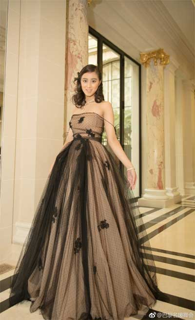 Alice Ho, con gái út của ông Stanley Ho, là thiếu nữ Trung Quốc duy nhất được mời tới bữa tiệc Le Bal dành cho giới thượng lưu tổ chức ở khách sạn The Peninsula Paris hôm 12/12.