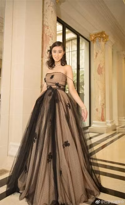 Alice Ho, con gái út của ông Stanley Ho, là thiếu nữ Trung Quốc duy nhất được mời tới bữa tiệc Le Bal dành cho giới thượng lưu tổ chức ở khách sạn The Peninsula Paris hôm 12/12.