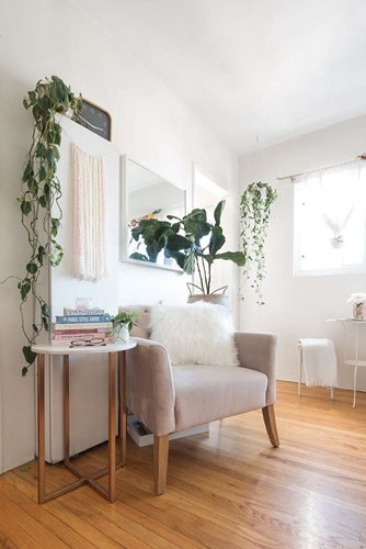 Từ bàn ghế, kệ treo đồ cho đến những món nội thất nhỏ xinh trang trí... đều tạo nên một vẻ đẹp mộc mạc, gần gũi và vô cùng thân thiện.