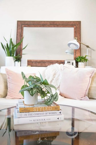 Việc bài trí nội thất tạo sự tiện nghi cho không gian, giúp căn hộ nhỏ không bị rối mắt và chật chội. Mọi vật dụng trong nhà đều được thiết kế nhỏ xinh vừa vặn.