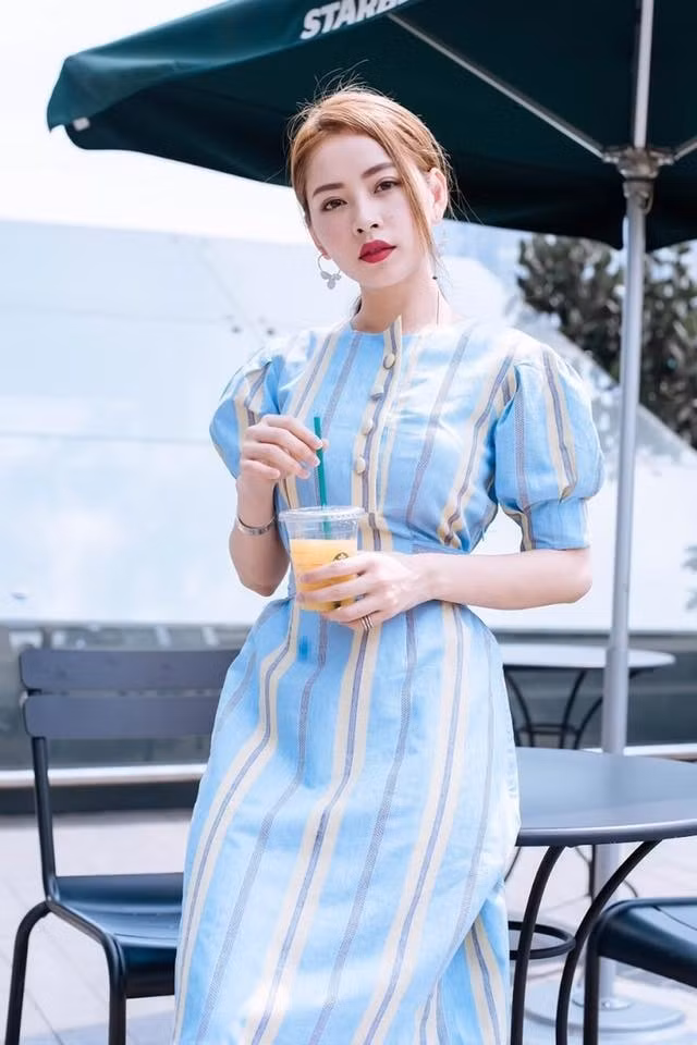 Tuy nhiên, đôi lúc người đẹp sinh năm 1993 lại hóa quý cô cổ điển mẫu đầm "kín cổng cao tường".