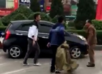 Hai thanh niên gây gổ, xông vào đánh người lớn tuổi. Ảnh cắt từ clip.