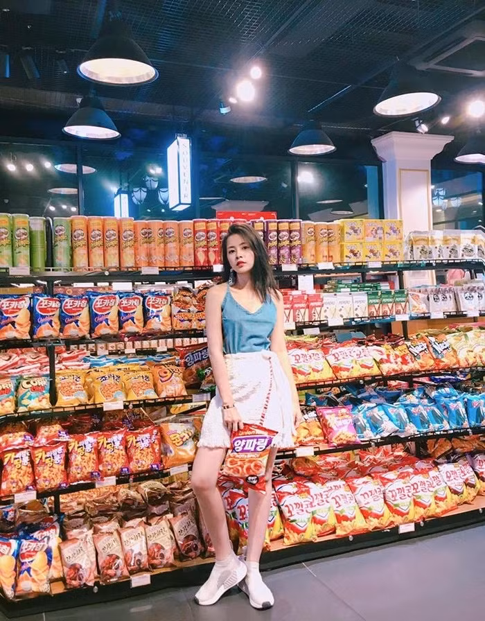 Một số fan cho hay, không chỉ âm nhạc của Chi Pu mang hơi hướng của Kpop mà phong cách thời trang của cô cũng "na ná" các idol xứ sở kim chi.