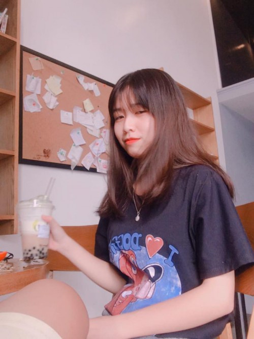 Đã chụp từ dưới lên khiến mặt tròn xoe như bánh bao rồi, mà cũng không nhắc người ta mở to mắt ra nữa…