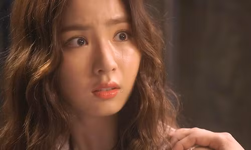 Vua nhan danh hoa khoi, co gai duoc dai gia quy xuong cau hon