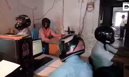 Chuyen la co that: Nhan vien van phong doi mu bao hiem khi lam viec