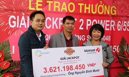 Không chỉ công khai danh tính, ông Mười còn quyết định không đeo mặt nạ khi nhận giải.