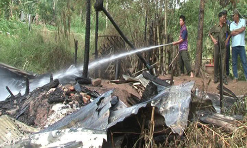 Khi lực lượng chức năng đến nơi thì căn nhà của ông Việt gần như bị thiêu rụi hoàn toàn. Ảnh: T.Giang