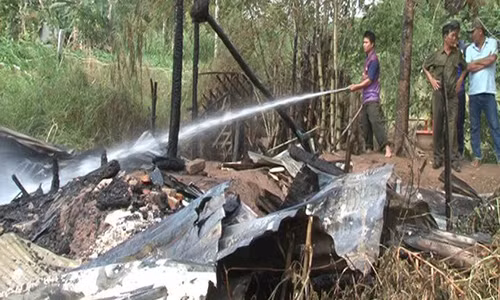 Khi lực lượng chức năng đến nơi thì căn nhà của ông Việt gần như bị thiêu rụi hoàn toàn. Ảnh: T.Giang