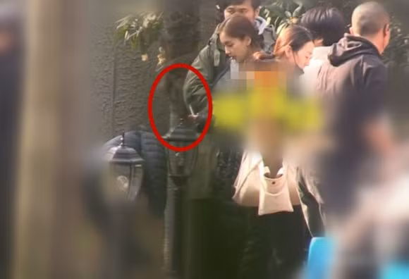 Mặc dù đang nuôi con nhỏ nhưng bà xã của Huỳnh Hiểu Minh vẫn không chịu bỏ thói quen hút thuốc.