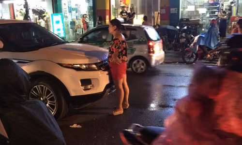 Bat gap chong va bo tren pho, nguoi vo om con gao khoc trong mua