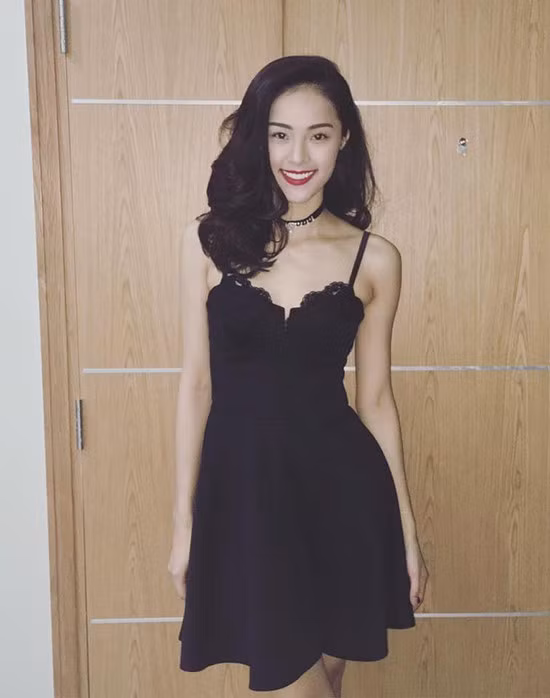 Hotgirl Hạ Vi sở hữu vòng 1 khiêm tốn nhưng cô vẫn tự tin diện đầm khoét sâu.