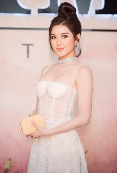 Huyền My được biết đến là người đẹp có gu thời trang khá ổn. Tuy nhiên, chiếc đầm cúp ngực này lại không hề hợp với body của cô.