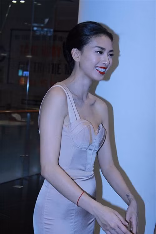 Ngô Thanh Vân phải xấu hổ khi nhìn lại bộ trang phục cùng vòng 1 khiêm tốn như thế này.