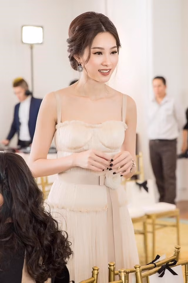 Những mẫu váy cúp ngực được nhiều ngôi sao ưa thích khi xuất hiện tại các sự kiện. Không thể phủ nhận sức hấp dẫn của phụ nữ khi diện kiểu đồ đầy gợi cảm này. Tuy vậy, chính ưu điểm cũng trở thành nhược điểm nhanh chóng nếu bạn không chọn được kích thước phù hợp. Đặng Thu Thảo từng bị chê lộ hết nhược điểm cơ thể trong chiếc váy cúp ngực này, thân hình gầy và vòng 1 lép kẹp khi diện đồ mong manh khiến cô từng bị bàn tán xôn xao.