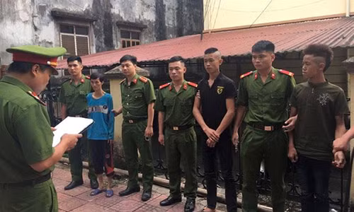 Cuop cua nguoi dang di cap cuu