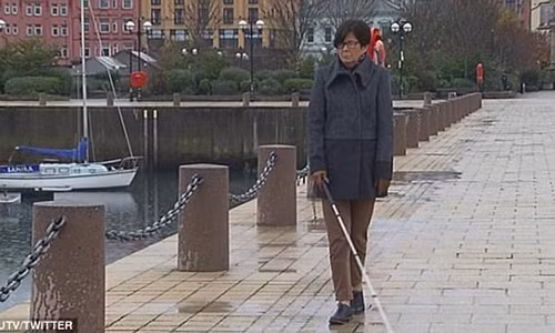 Cay rang vao mat de lay lai anh sang cho nu benh nhan