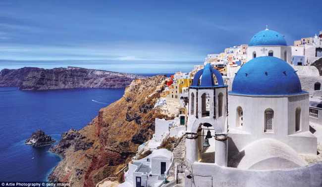 Santorini là một trong số những hòn đảo thuộc quần đảo Cyclades của Hi Lạp trên biển Aegean. Nó bị tàn phá bởi hoạt động núi lửa cách từ thế kỷ thứ 16, tạo nên địa hình lởm chởm như ngày nay.