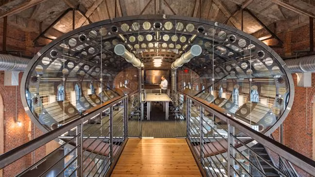 Đây là văn phòng làm việc mới nhất được cải tạo từ một trạm cảnh sát sát ở New York, Mỹ mà đặc biệt hơn cả, bên trong trạm này có treo lơ lửng một thân máy báy phản lực tầm trung. Và quan trọng hơn hết, dưới bàn tay tài ba của kiến trúc sư, các chuyên gia thiết kế nội thất mà toàn bộ trạm cảnh sát cũ này đã biến hóa thành một không gian văn phòng hiện đại, hòan toàn mới.