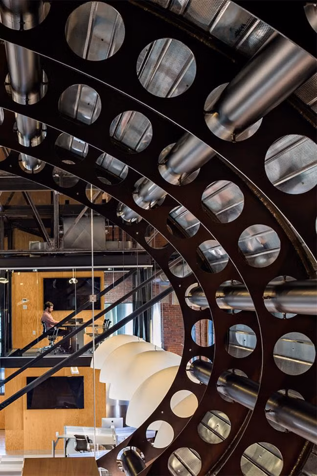 Những khối lõm tròn từ thân máy bay phản lực cũ cũng trở thành những họa tiết trang trí bắt mắt, ấn tượng.