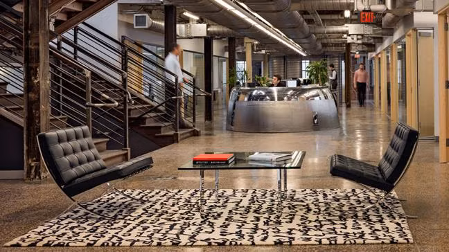 Một quầy tiếp tân đầu lối ra vào của văn phòng làm từ một khối kim loại hình bát tròn cũng trở thành điểm nhấn độc đáo cho toàn bộ không gian chung.