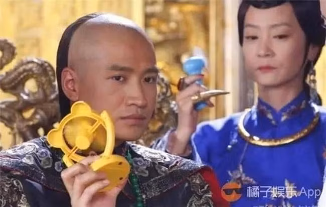 Với các diễn viên cổ trang, những chiếc quạt mini như thế này luôn rất hữu ích nhưng vẫn không giúp họ tươi tỉnh hơn vì trang phục "phát sốt" trên người.