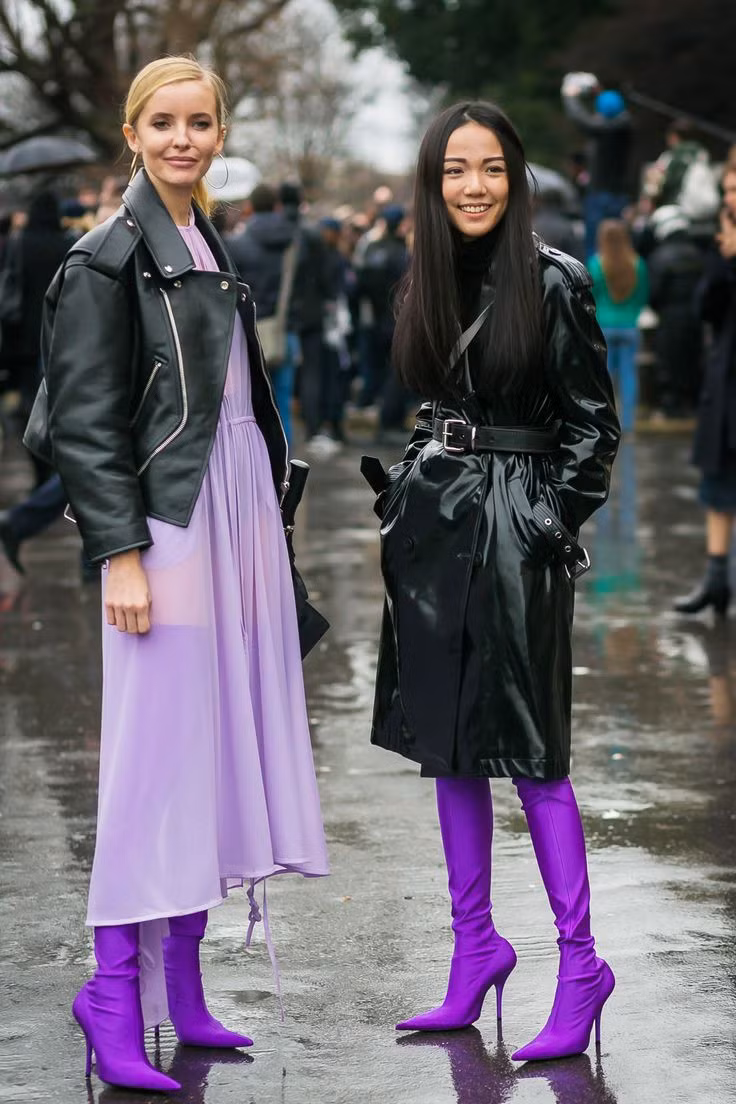 Cùng một mẫu song mỗi người có cách mix-match khác nhau. Ngay cả giới chuyên môn cũng có những ý kiến trái chiều về đôi boots này. Một số cho rằng chúng chỉ phù hợp cho các ngôi sao để gây chú ý với giới săn ảnh. Theo một chuyên gia khác, phụ kiện chỉ nên mix cùng mini-dress hoặc skirt, tuyệt đối không phối hợp với đầm dạ hội.