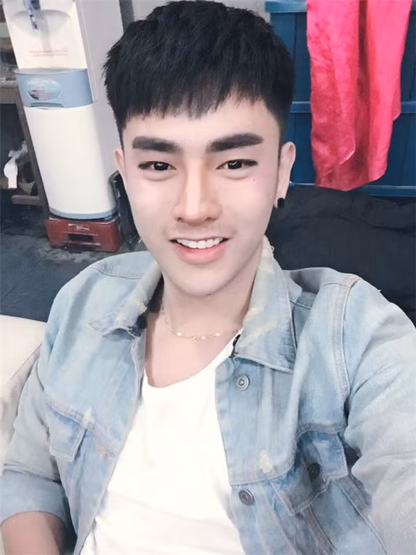 Giờ đây, anh không còn tự ti vì nhan sắc của mình đã có gương mặt trông như các "oppa" Hàn Quốc rồi.