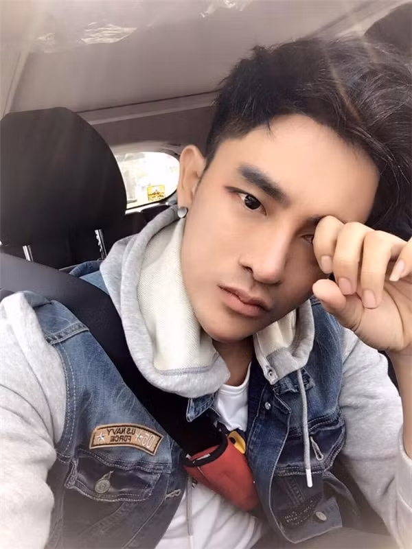 Nhiều cô gái hẳn là phải xếp hàng dài để theo đuổi, quả là "đẹp trai thì mới có nhiều người yêu".