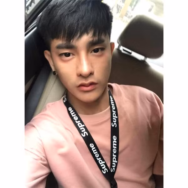 Tuy là dao kéo nhưng phải công nhận những đường nét mắt, mũi, miệng đều thật sắc sảo.