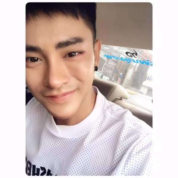 Không uổng công sức, thời gian, tiền bạc để có được nhan sắc như thế này. Chỉ cần cười nhẹ một phát thì chị em cũng đã "đổ gục" cả rồi.