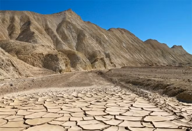 3) Ghudamis, Libya Libya thực sự là “chảo lửa” của thế giới. Ghudamis là thị trấn ốc đảo nằm ở miền tây Libya. Nhiệt độ cao nhất ghi nhận được là 55 độ C. Người dân ở đây xây nhà bằng cây cọ và bùn để chống chọi những đợt bão cát và gió nóng táp vào mặt.