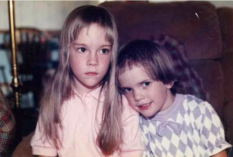 Chúng tôi không quan tâm người khác có thấy đẹp hay không, chỉ cần chị em tôi giống nhau là được rồi. (Mặc dù có vẻ như chỉ có 1 người hài lòng)