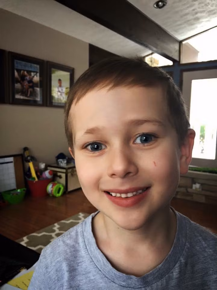 Cắt tóc là quá tầm thường, ta đây phải cắt lông mày nó mới chất.