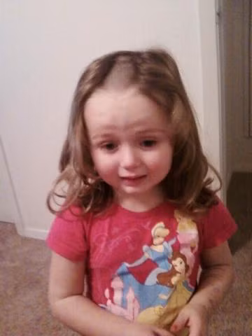 Thường thì lần đầu tự cầm kéo của các con bao giờ cũng rất đáng nhớ. Cô bé này là 1 ví dụ…