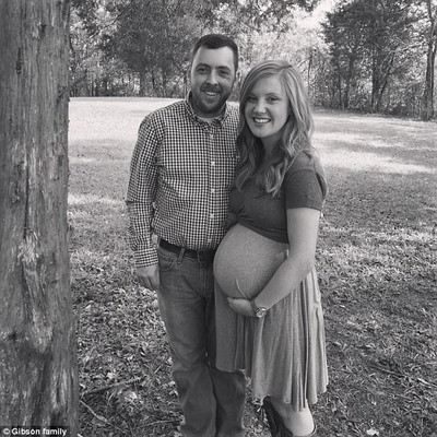 Vợ chồng Tina trong những ngày mang bầu bé Emma.