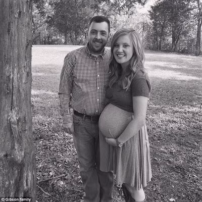 Vợ chồng Tina trong những ngày mang bầu bé Emma. Vợ chồng Tina trong những ngày mang bầu bé Emma.